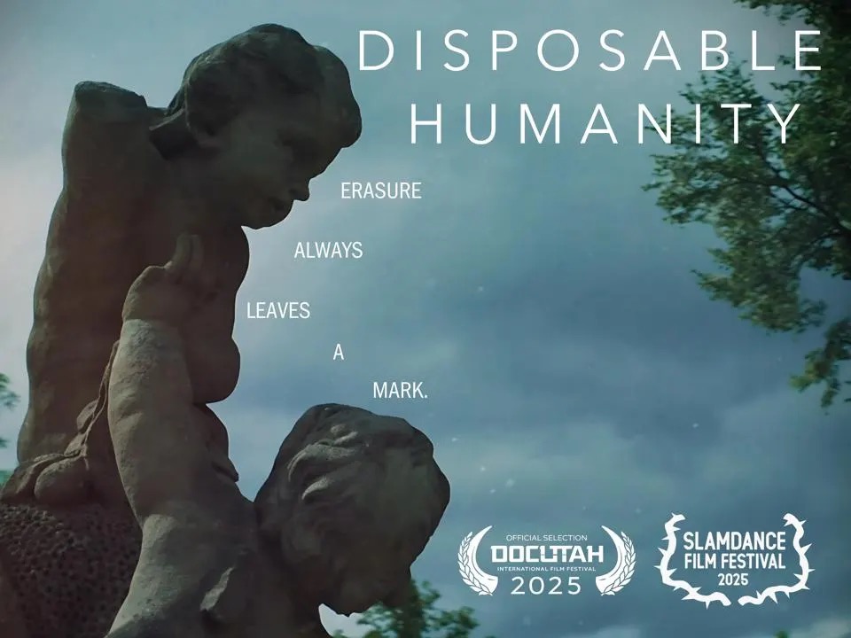 Patsas ihmisen torsosta taivasta vasten. Teksti "Disposable humanity" ja