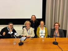 Pöydän takana Pirkko Mahlamäki, Marja Jylhä, Teppo Kröger, Sanna Ahola ja Kirstein Rummery.
